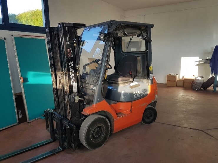 CHARIOT ELEVATEUR TOYOTA TRIPLEX