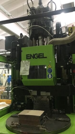 Presse à injecter verticale ENGEL 100 T